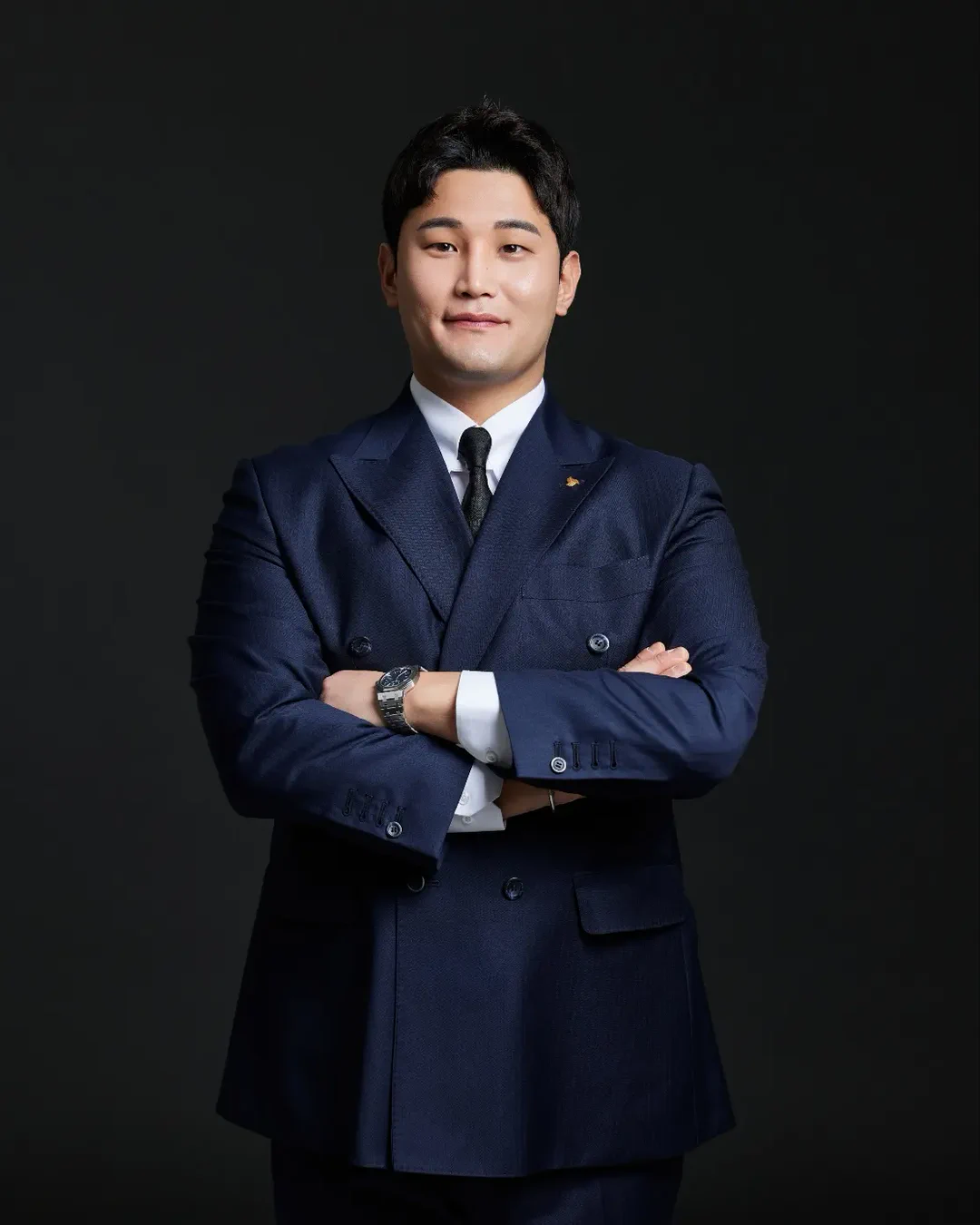 정장 차림의 김수빈 전무이사 인물 사진