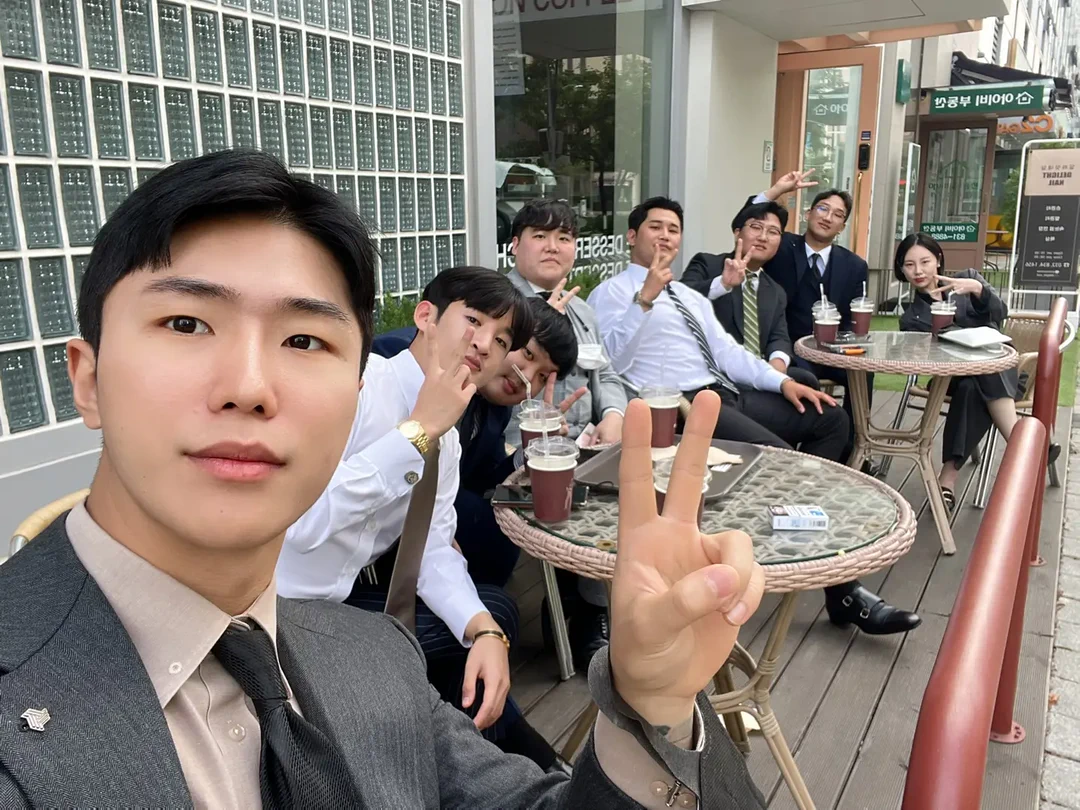 야외에서 함께 사진을 찍은 김수빈 전무이사와 팀원들