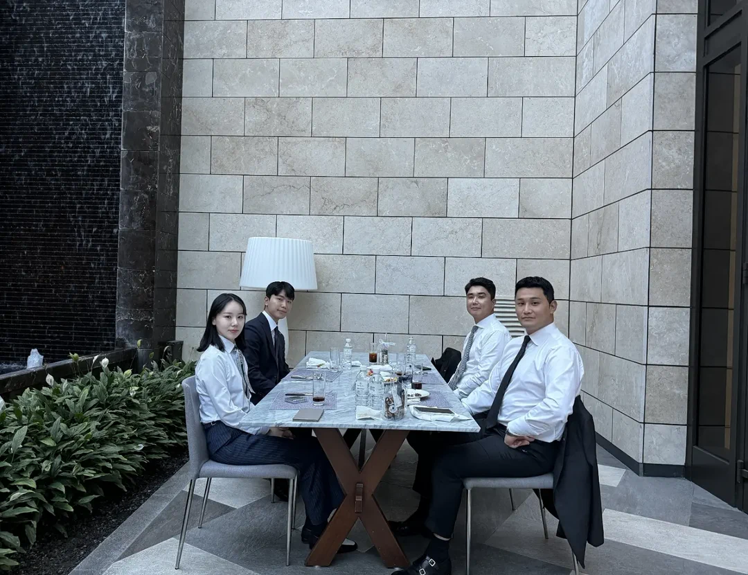 테이블에 둘러앉은 김수빈 전무이사와 팀원들